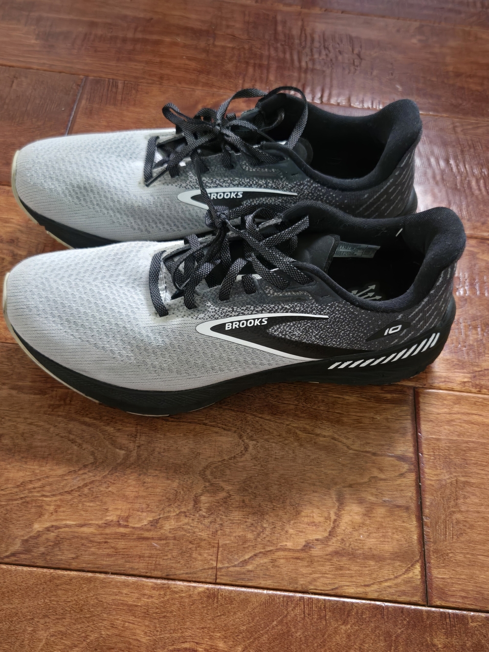 Brooks Men’s Gray and Black Running Shoes Size 11